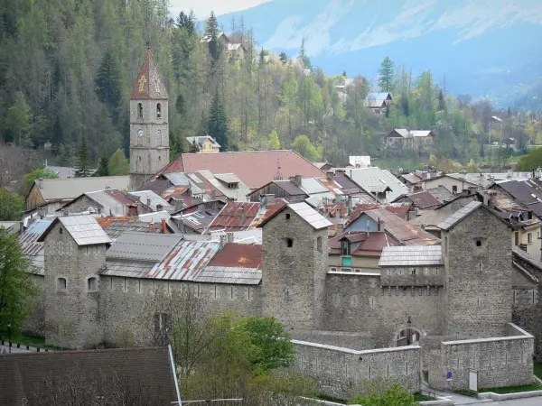 Colmars - Clocher de l'église Saint-Martin, remparts, porte de Savoie et toits de maisons de la cité ; dans la haute vallée du Verdon