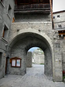 Colmars - Porte de Savoie avec vue sur le fort de Savoie en arrière-plan