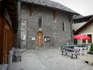 Colmars - Chapelle Saint-Joseph et place agrémentée d'une terrasse de café