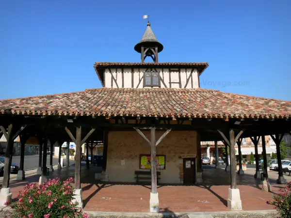 Cologne - Bastide : halle ancienne surmontée d'un clocheton