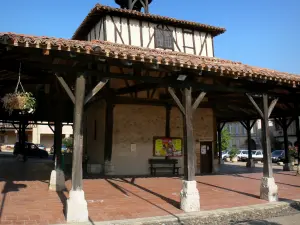 Cologne - Halle ancienne sur la place centrale de la bastide, avec ses piliers en pierre et en bois