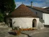 Colombé-le-Sec washhouse - Round washhouse decorated with flowers