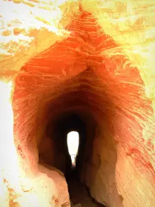 Colorado provençal - Intérieur de la grotte d'une falaise d'ocre (anciennes carrières d'ocre de Rustrel)