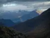 Les cols de la route des Grandes Alpes - Col du Galibier: Route des Grandes Alpes : de la route du Galibier, vue sur les montagnes environnantes aux crêtes enneigées