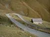 Les cols de la route des Grandes Alpes - Route des Grandes Alpes: Route de la Croix-de-Fer avec bâtisse en pierre et alpages