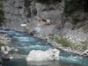 Combe du Queyras - Torrent du Guil, rochers et paroi rocheuse ; dans le Parc Naturel Régional du Queyras