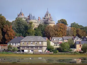 Combourg - Château féodal (forteresse) dominant l'étang et les maisons de la ville