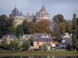 Combourg - Château féodal (forteresse) dominant l'étang et les maisons de la ville