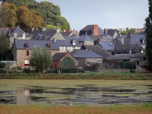 Combourg - Maisons de la ville au bord de l'étang