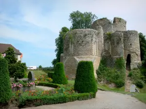 Conches-en-Ouche - Overblijfselen van de donjon, en tuin met bloembedden en struiken geknipt