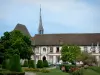 Conches-en-Ouche - Hôtel de ville (mairie), jardin fleuri, et flèche de l'église Sainte-Foy