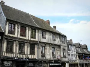 Conches-en-Ouche - Façades de maisons à pans de bois de la rue Sainte-Foy