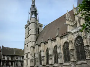 Conches-en-Ouche - Église Sainte-Foy de style gothique flamboyant, et façades de maisons à pans de bois