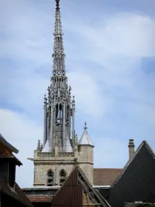Conches-en-Ouche - Kirche Sainte-Foy mit ihrem Turm versehen mit einer Turmspitze