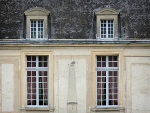 Condé-en-Brie - Facade of the Condé castle adorned with a sun dial