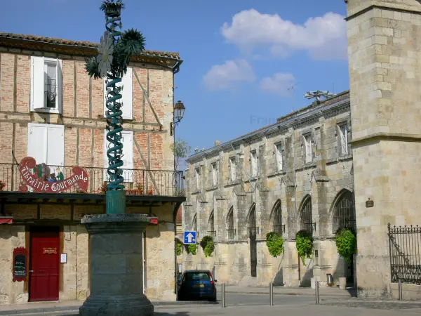 Condom - Croix de la place Bossuet, maison à colombages et cloître de l'ancienne cathédrale Saint-Pierre (église Saint-Pierre)