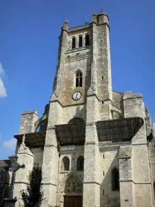 Condom - Façade et tour de l'ancienne cathédrale Saint-Pierre (église Saint-Pierre) de style gothique méridional