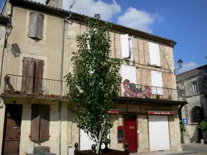 Condom - Façades de maisons de la place Bossuet