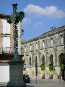 Condom - Kreuz des Platzes Bossuet, Fachwerkhaus und Kreuzgang der ehemaligen Kathedrale Saint-Pierre