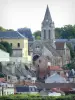 Conflans-Sainte-Honorine - Campanario de la iglesia de Saint-Maclou y casas del pueblo