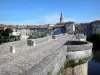 Confolens - Antiguo puente de pavimento, río Vienne, el campanario de la iglesia y las casas de St. Maxime de la Edad Media