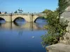 Confolens - Pont Vieux (Brücke) überspannend den Fluss Vienne