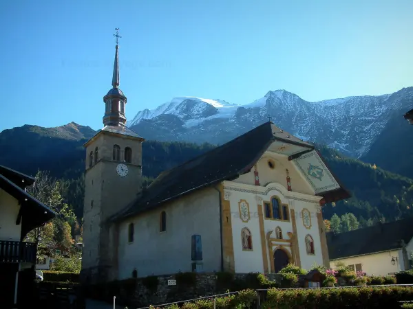 Les Contamines-Montjoie - Barroca iglesia de la aldea (estación de esquí), el bosque y el Mont-Blanc