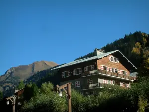 Les Contamines-Montjoie - Farolas, árboles, pueblo chalet de madera (estación de esquí), el bosque y la montaña