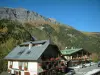 Les Contamines-Montjoie - Cottages del paese (località sciistica) e bosco in autunno