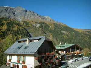 Les Contamines-Montjoie - Casas del pueblo (estación de esquí) y el bosque en otoño