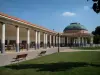 Contrexéville - Parco e centro termale di stile neo-bizantino della galleria con colonnato e rotonda delle Terme con cupola