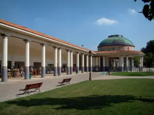 Contrexéville - Park en spa-centrum van het neo-Byzantijnse stijl van de galerij met zuilengalerij en rotonde van de baden met overkoepelde