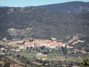 Corbières - Uitzicht op het dorp van Cucugnan