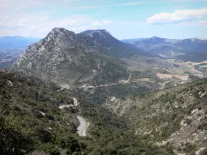 Corbières - Uitzicht op de groene heuvels van het Massif des Corbières