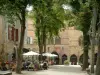 Cordes-sur-Ciel - Place de la Bride, terrasse de restaurant, arbres, maison Prunet renfermant le musée de l'Art du Sucre et maison du Grand Fauconnier abritant l'hôtel de ville (mairie) ainsi que le musée Yves-Brayer (façades de style gothique)