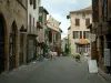 Cordes-sur-Ciel - Rue pavée de la ville haute (cité médiévale) avec ses maisons en pierre et ses boutiques