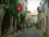 Cordes-sur-Ciel - Calle en cuesta empedrada, el hogar de la caja de Grand Ecuyer algunas casas de hoteles y restaurantes, y la piedra de la Edad Media