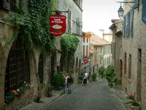 Cordes-sur-Ciel - Schuine geplaveide straat, de thuisbasis van het Grand Ecuyer behuizing een hotel en restaurant, en stenen huizen van het middeleeuwse