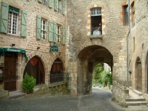 Cordes-sur-Ciel - Porte des Ormeaux et demeures en pierre de la cité médiévale