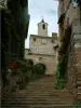 Cordes-sur-Ciel - Ruelle en escalier, bordée de fleurs et de plantes, menant à la porte de l'Horloge