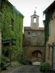 Cordes-sur-Ciel - Geplaveide straat, huizen bedekt met klimop en draagt ​​de klok