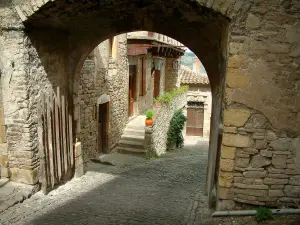 Cordes-sur-Ciel - Porte fortifiée et maisons de la bastide albigeoise