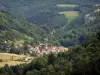 Cornisa de Goumois - La cornisa, con vistas al pueblo de Francia-Suiza Goumois, prados y árboles en el valle del Doubs