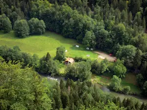 Cornisa de Goumois - La cornisa, con vistas a las Doubs arboladas del río