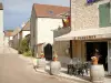 Côte de Beaune Weingegend - Häuser im Dorf Puligny-Montrachet