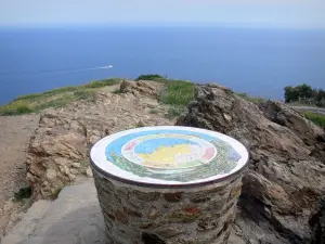 Côte Vermeille - Table d'orientation du cap Rédéris dominant la mer Méditerranée