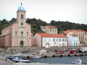 Côte Vermeille - Port-Vendres avec son église Notre-Dame-de-Bonne-Nouvelle, son port de pêche et ses façades de maisons
