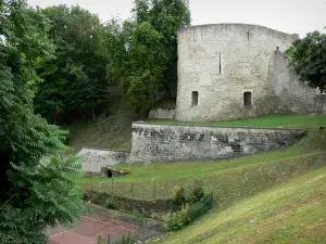 Coucy-le-Château-Auffrique - Turm Truande (Turm des Tors Laon) umgeben von Grün