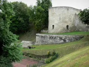 Coucy-le-Château-Auffrique - Tour Truande (tour de la porte de Laon) entourée de verdure