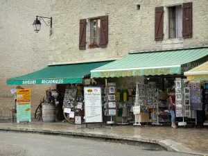 Coulon - Steinfassaden und Souvenirläden für Souvenirs und regionale Produkte